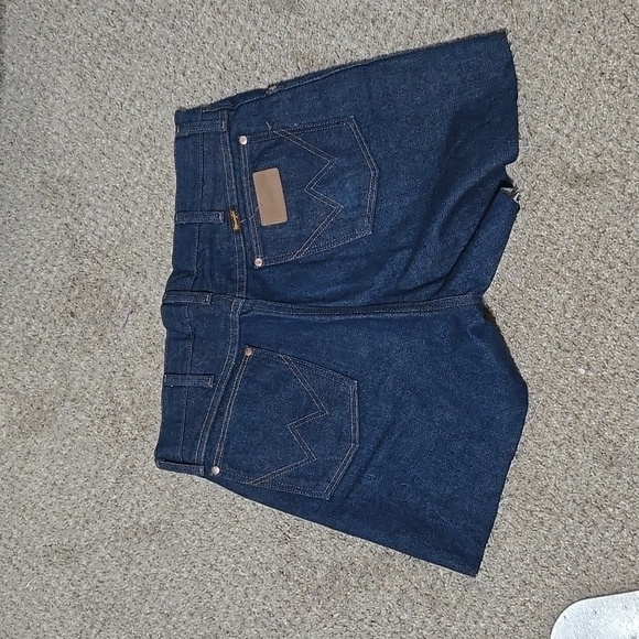 Cut off short shorts - Picture 2 of 3